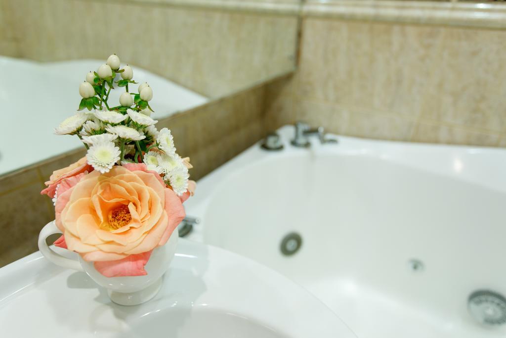 Studio De Luxe With Jacuzzi Суми Екстериор снимка